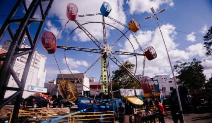 Roda-gigante e brinquedos garantem diversão no Recanto do Pinhão Aracy Paim, com dias específicos gratuitos