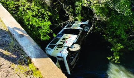 Grande susto: Kombi com crianças escolares cai no rio, em Santa Cecília