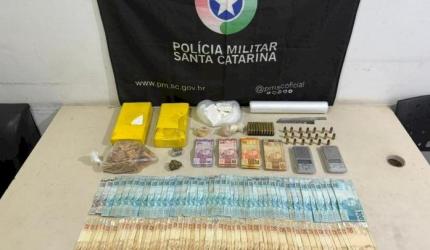 Adolescente é apreendido com mais de três quilos de drogas e R$ 10 mil em espécie