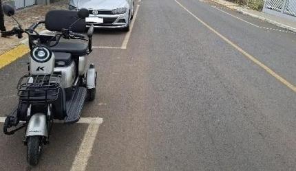 Condutora de triciclo elétrico fica ferida após colisão com veículo estacionado