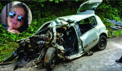 Mulher de 26 anos morre presa às ferragens após carro bater de frente com caminhão na SC-157