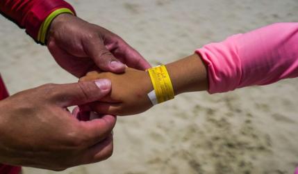 Alesc aprova pulseiras de identificação para crianças em espaços públicos de SC