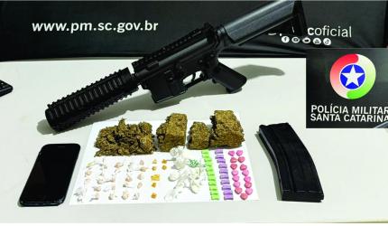 A Polícia Militar realizou apreensão de drogas e simulacro de arma de fogo, em Campos Novos