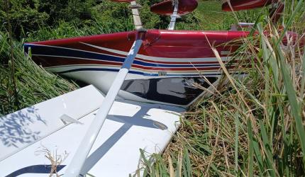 Avião de pequeno porte faz pouso de emergência em plantação no Oeste