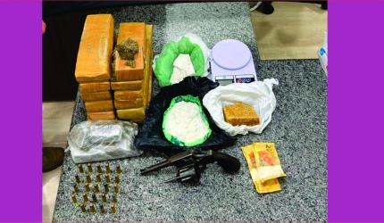 Homem é preso com mais de quatorze quilos de drogas, arma de fogo e munições