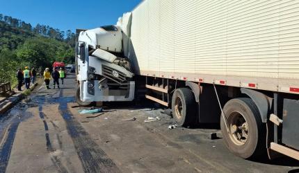 Grave acidente em colisão entre carreta e caminhão na BR-282