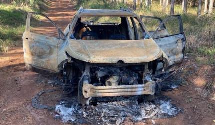 Polícia Militar encontra veículo queimado com registro de furto/roubado