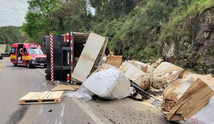Acidente com caminhão na BR-282 em Herval d’Oeste, nesta sexta