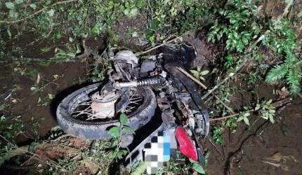 Motociclista morre em acidente entre carro e moto na BR-470