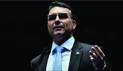 Em carta, Flávio Bolsonaro fala em roubo nas eleições