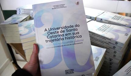 Livro preserva a memória dos 30 anos da Unoesc como Universidade