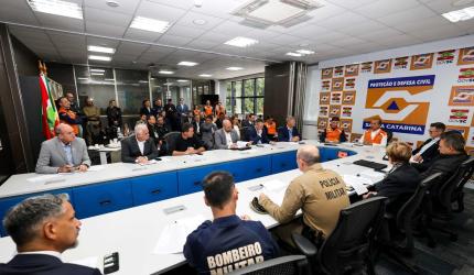 Governador acompanha primeira reunião presencial do Comitê de Gestão de Crises após assinatura do Decreto de Alerta Climático