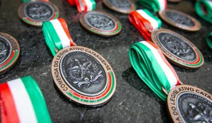 Comenda do Legislativo Catarinense homenageia 41 personalidades e entidades