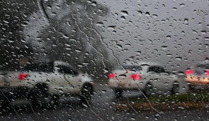 Frente fria avança por Santa Catarina e traz chuva, vento e queda nas temperaturas