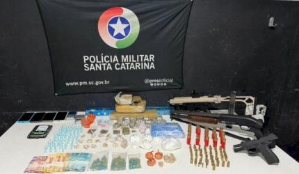 Ação policial apreende submetralhadora, drogas e prende seis homens em SC