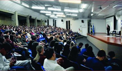 Sérgio Sacani lota auditório da Unoesc na abertura da Semana Acadêmica de Administração