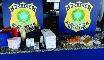 PRF flagra anabolizantes e abortivos escondidos no câmbio de carro