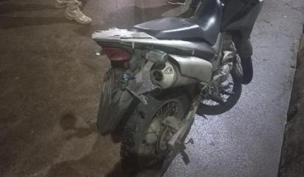 Atropelou, fugiu e tirou a placa do veículo para não ser pego.