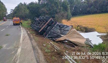 Carreta tomba em curva da SC-350 e motorista fica ferido