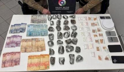 Homem é preso e adolescente apreendido com drogas em Joaçaba