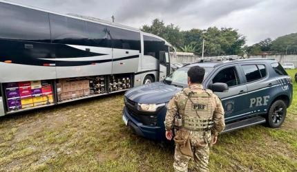 PRF intercepta ônibus com 3 mil garrafas de bebidas na BR 101