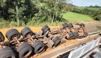 Mulher morre presa às ferragens em tombamento de caminhão na BR-282