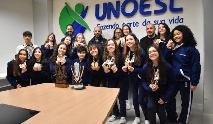 Reitor recebe atletas do Colégio Unoesc Joaçaba após destaque nos Jesc 2026