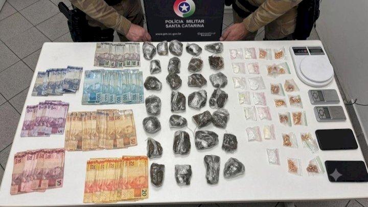Homem é preso e adolescente apreendido com drogas em Joaçaba