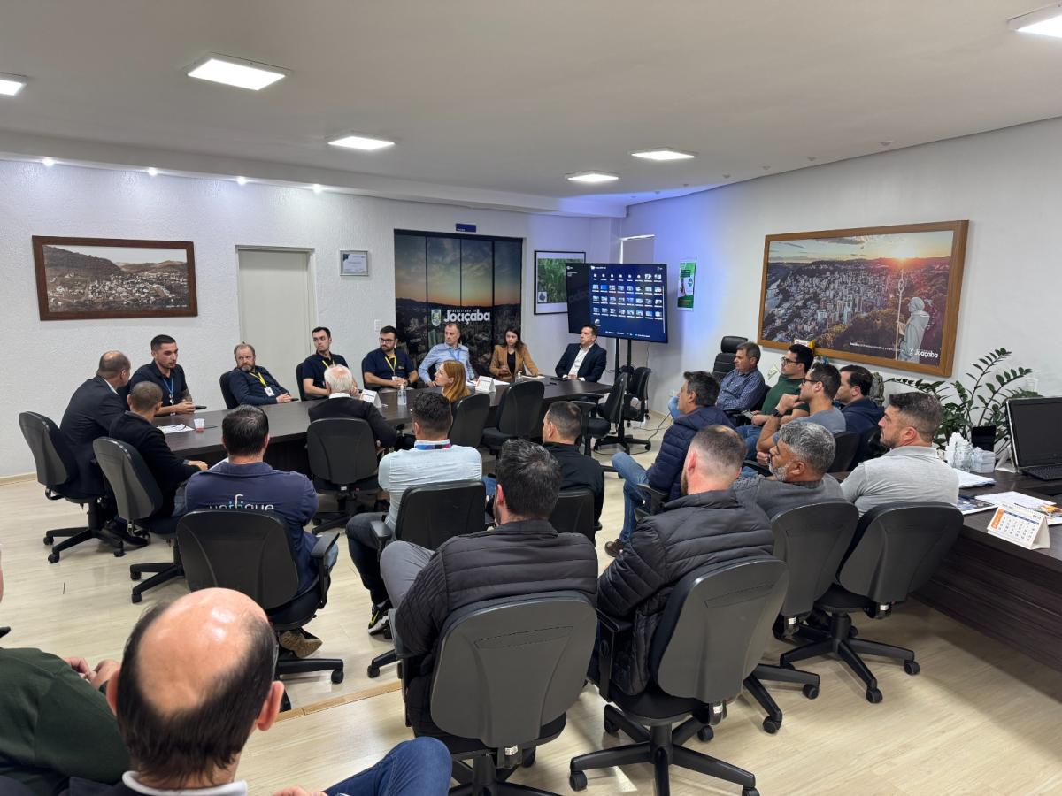 Bagunça de fios nos postes de energia deve acabar em Joaçaba