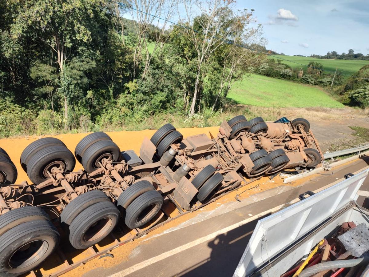 Mulher morre presa às ferragens em tombamento de caminhão na BR-282