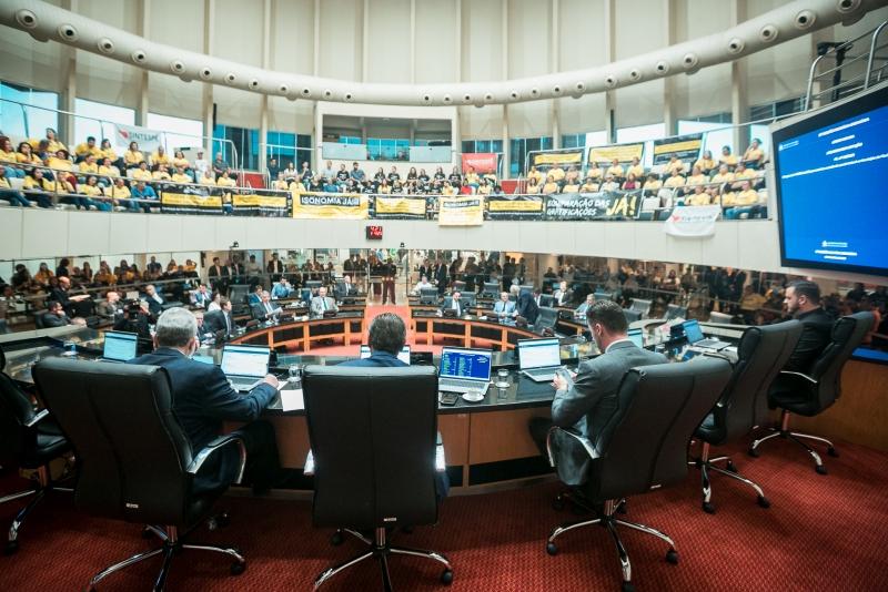 Aprovados, na Alesc, reajuste da Segurança e isonomia salarial para servidores